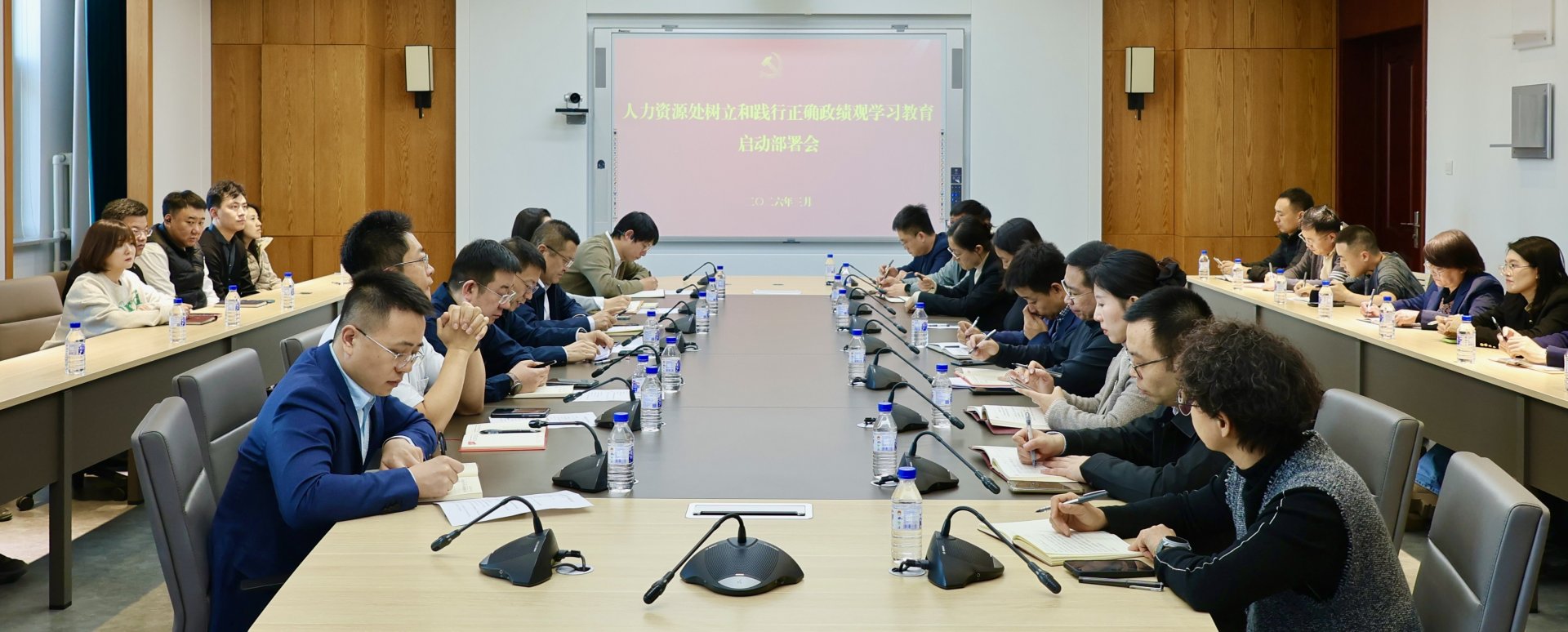 严傲淑为东北亚研究中心办公室主任（正
